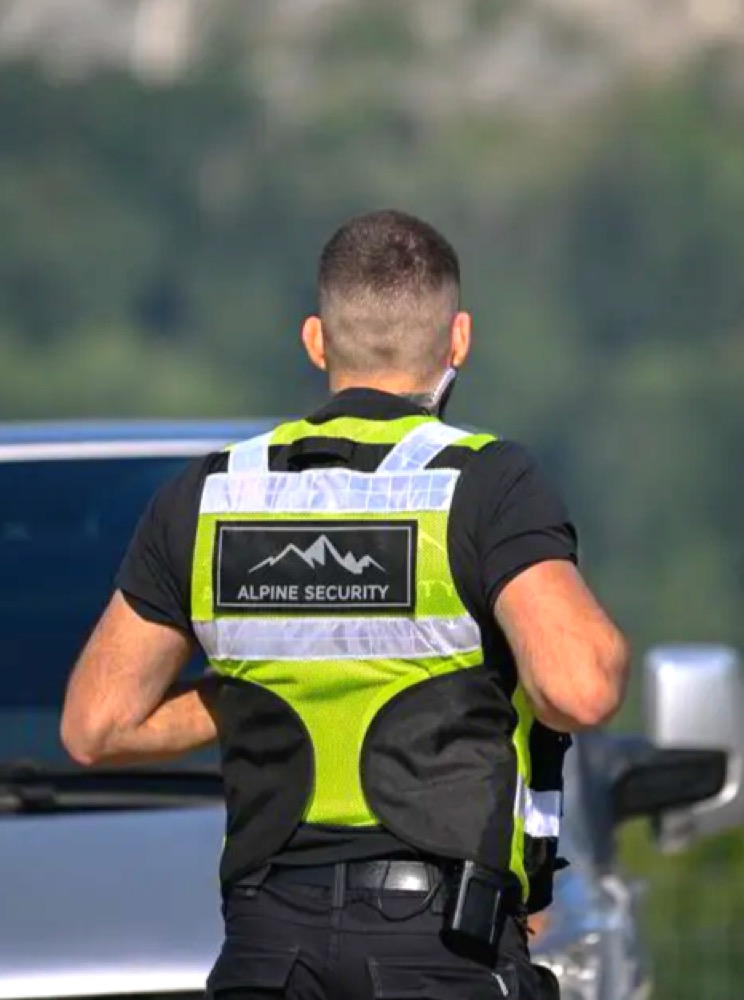 Sicherheitsmitarbeiter mit Alpine-Security-Weste